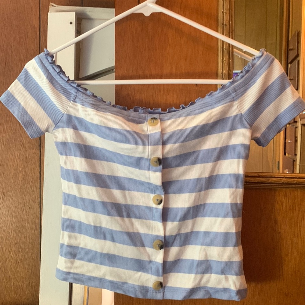 Cropped shoulder tee.